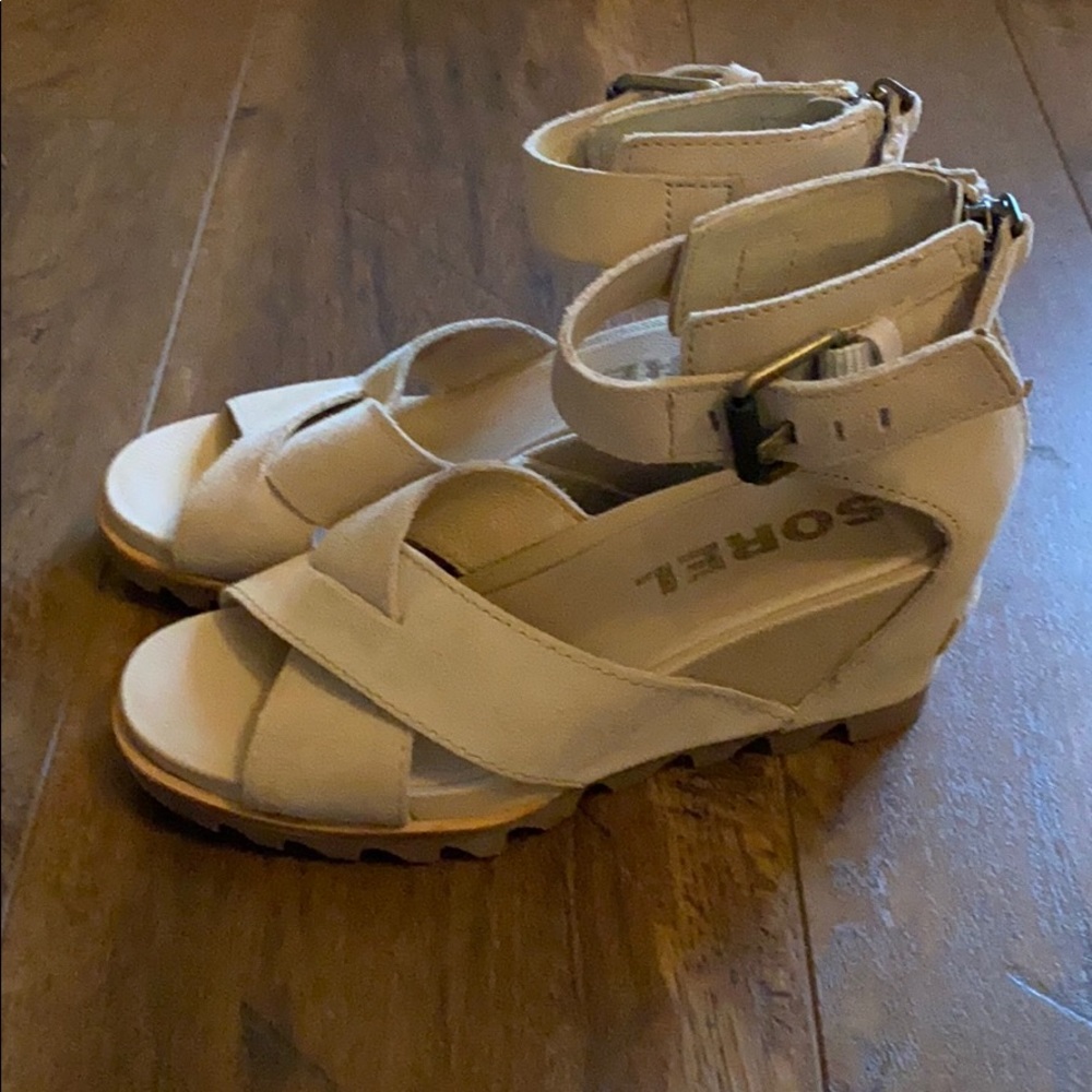 FLASHSALE 50% off Brand new SOREL strap heels